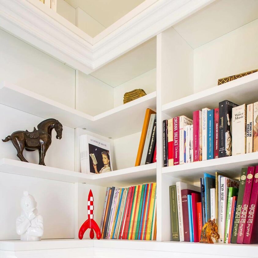 Bibliothèque sur mesure blanche en angles réalisée à Howald Hesperange par BeHome Interiors Luxembourg