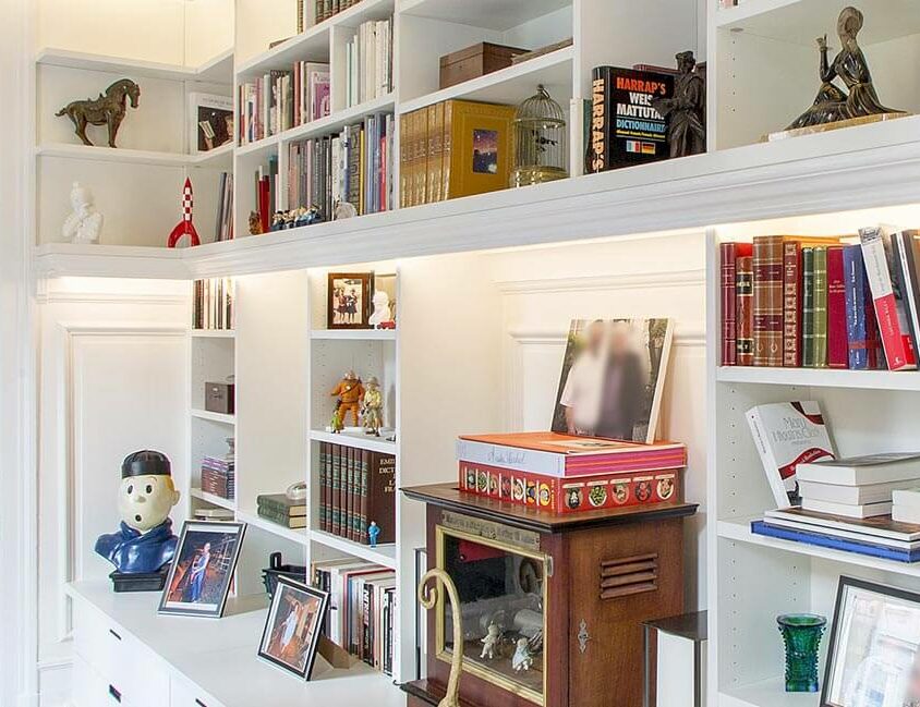 Bibliothèque sur mesure blanche en angles réalisée à Howald Hesperange par BeHome Interiors Luxembourg
