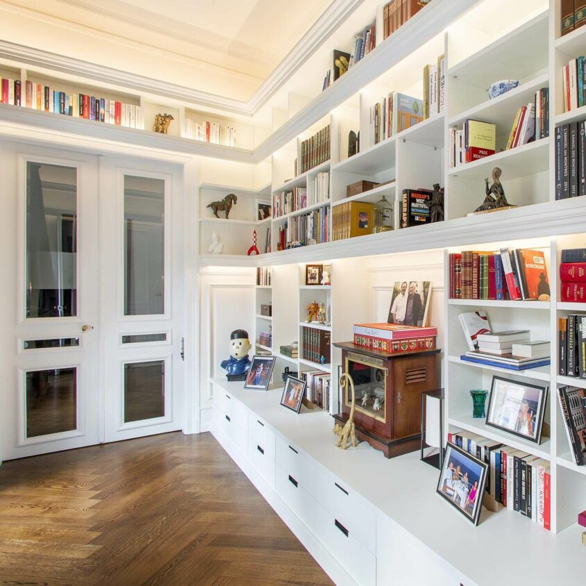 Bibliothèque sur mesure blanche en angles réalisée à Howald Hesperange par BeHome Interiors Luxembourg