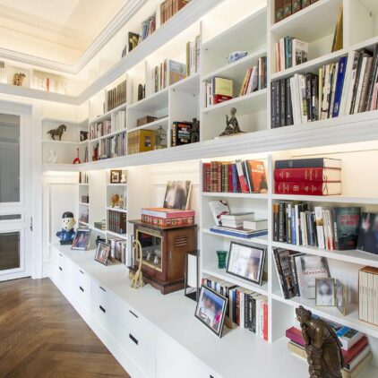 Bibliothèque sur mesure blanche en angles réalisée à Howald Hesperange par BeHome Interiors Luxembourg