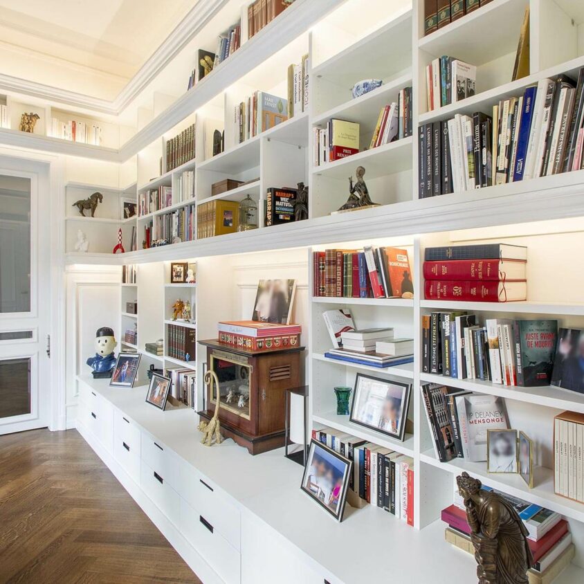 Bibliothèque sur mesure blanche en angles réalisée à Howald Hesperange par BeHome Interiors Luxembourg