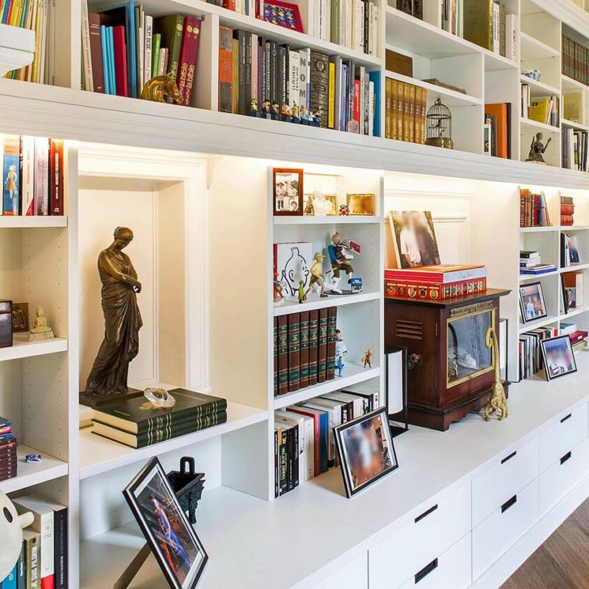 Détail d'une Bibliothèque sur mesure blanche en angles réalisée à Howald Hesperange par BeHome Interiors Luxembourg