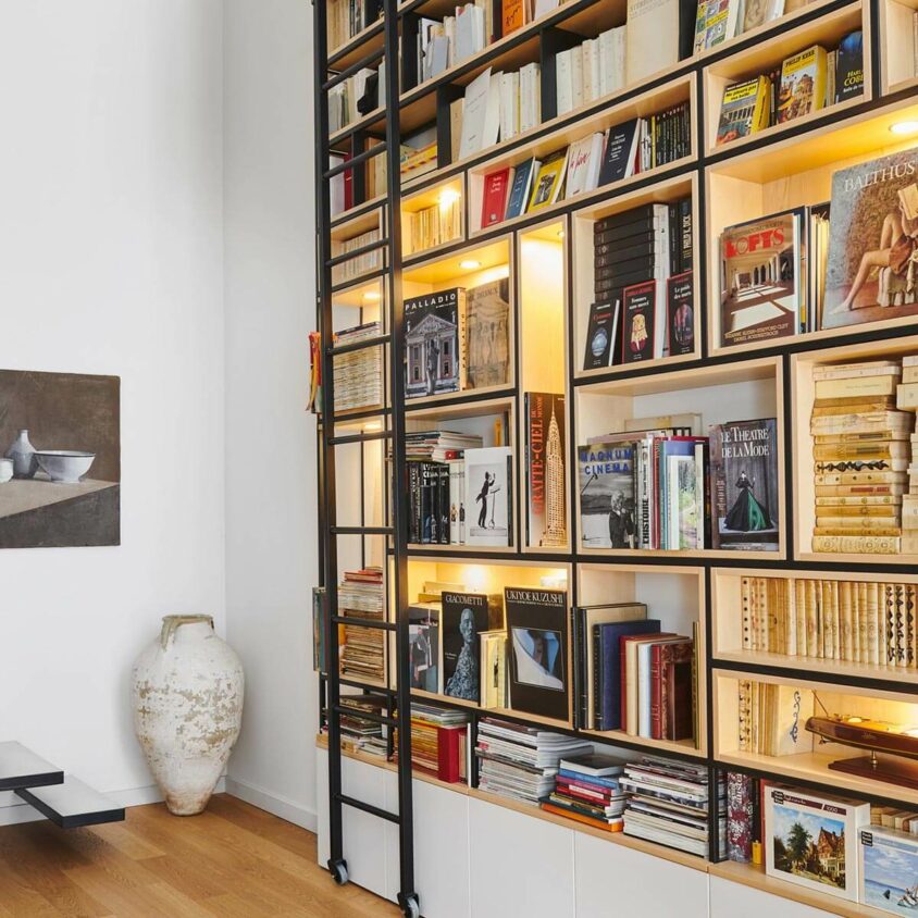 Grande bibliothèque sur mesure en bois et métal à Genève
