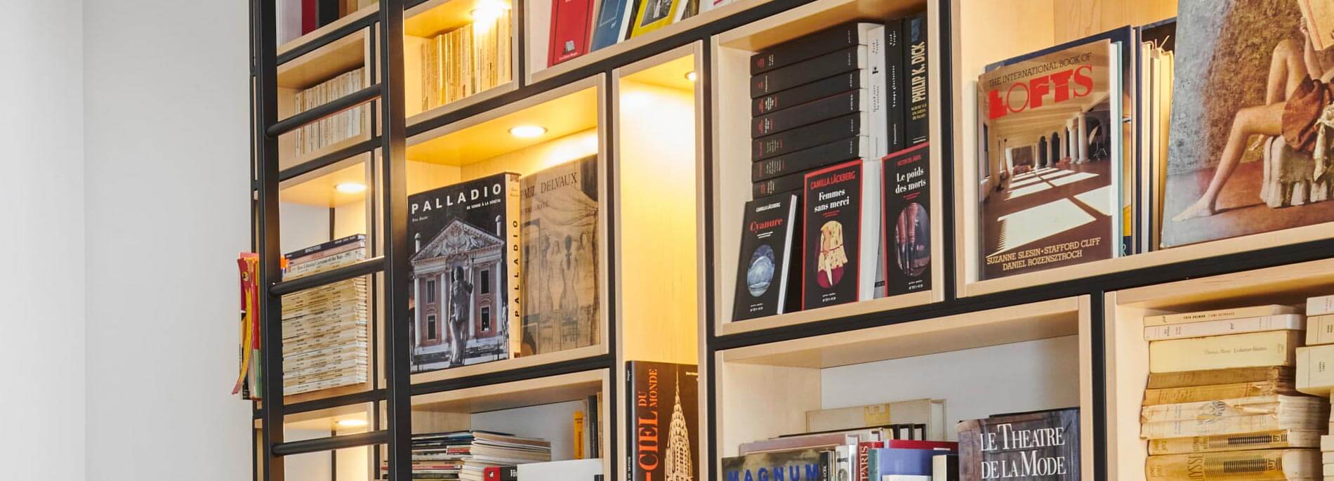 Grande bibliothèque sur mesure en bois et métal à Genève