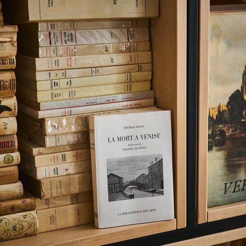 Grande bibliothèque sur mesure en bois et métal à Genève