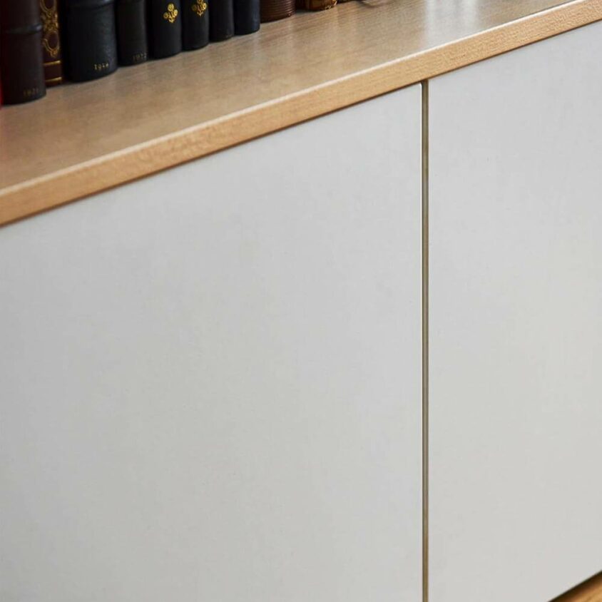 Grande bibliothèque sur mesure en bois et métal à Genève
