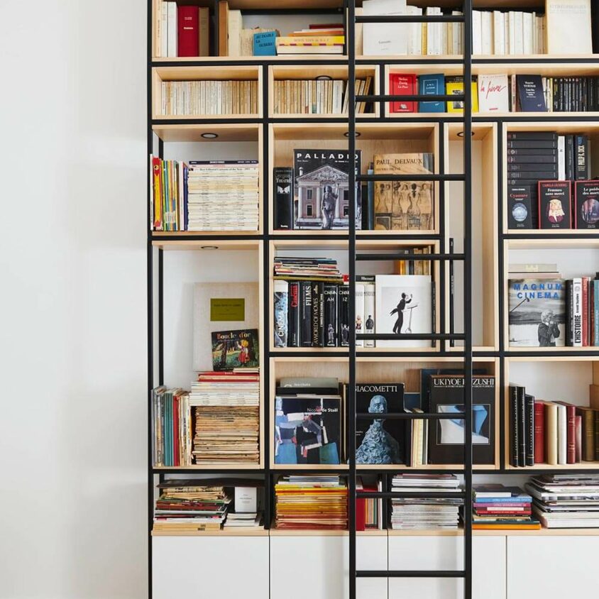Grande bibliothèque sur mesure en bois et métal à Genève