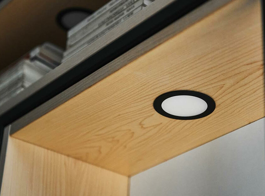 Grande bibliothèque sur mesure en bois et métal à Genève