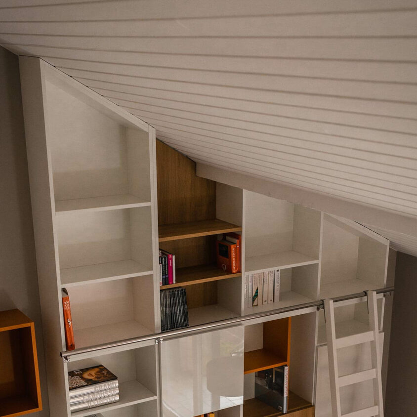 Bibliothèque sur mesure sous toit à Hostert près Luxembourg