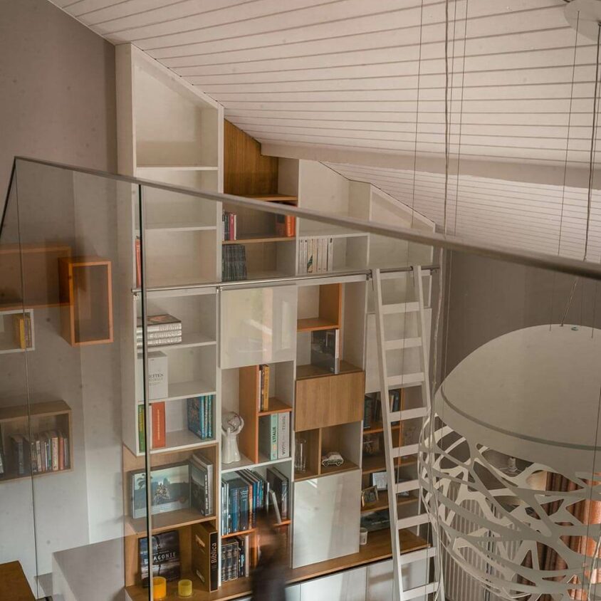 Bibliothèque sur mesure sous toit à Hostert près Luxembourg