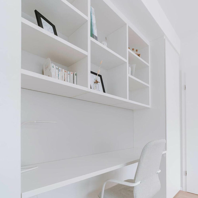 Bureau sur mesure blanc à Dudelange dans chambre blanche
