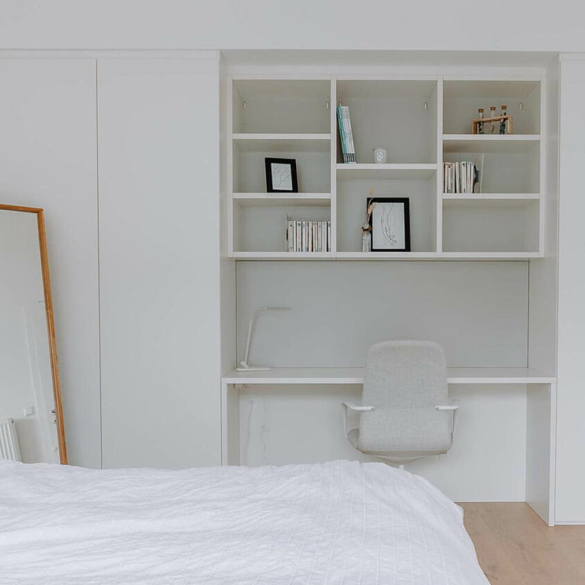 Bureau sur mesure blanc à Dudelange dans chambre blanche