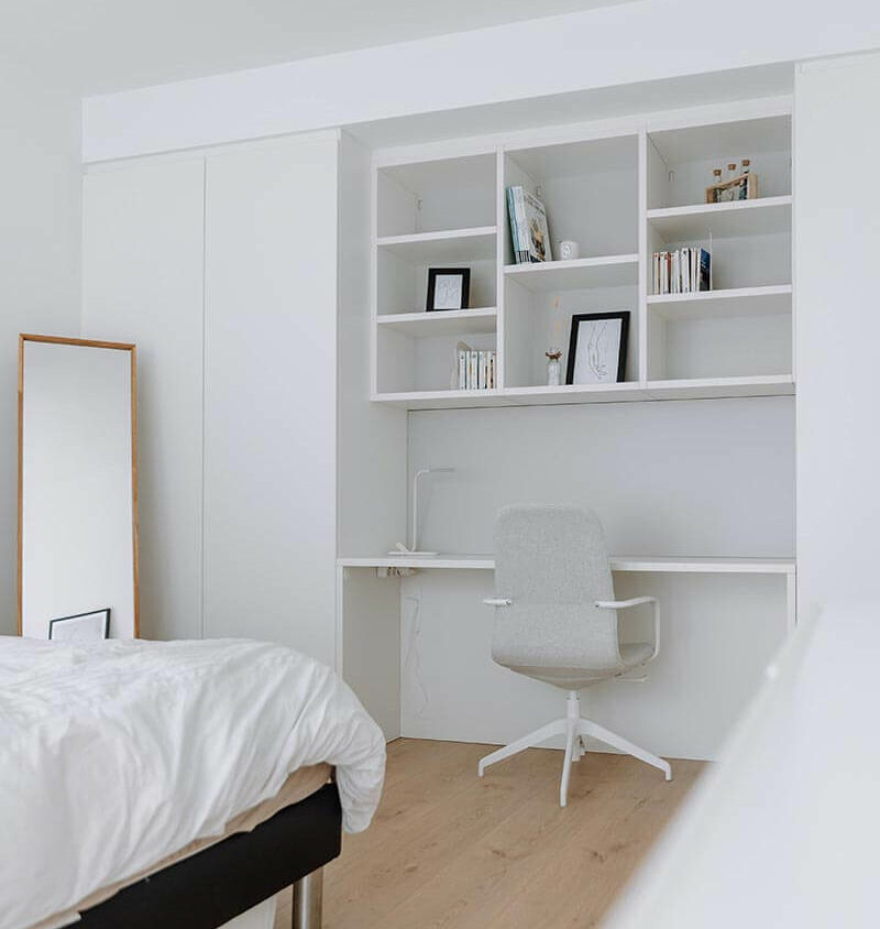 Bureau sur mesure blanc à Dudelange dans chambre blanche