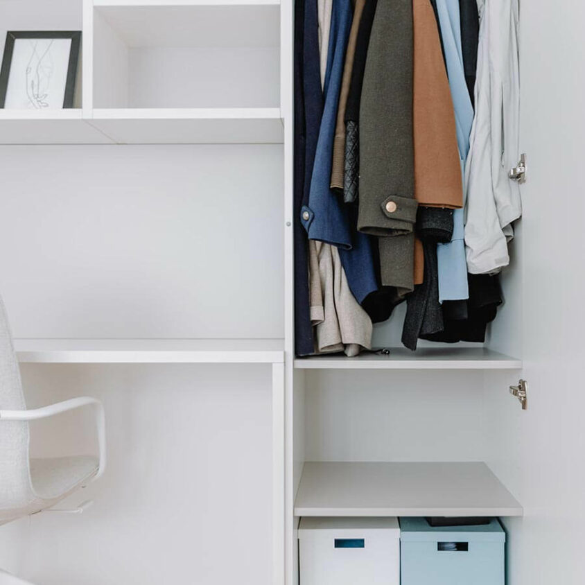 Bureau sur mesure blanc à Dudelange dans chambre blanche