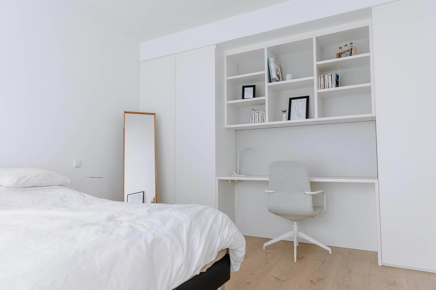 Bureau sur mesure blanc à Dudelange dans chambre blanche