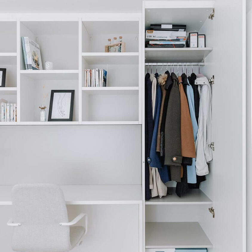 Bureau sur mesure blanc à Dudelange dans chambre blanche