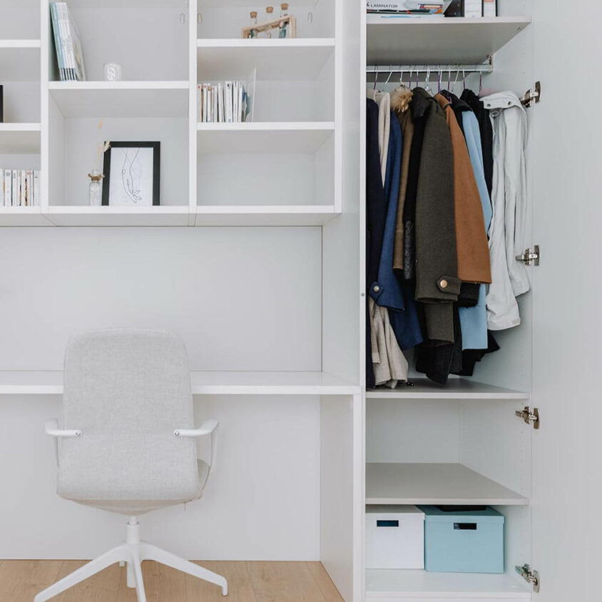 Bureau sur mesure blanc à Dudelange dans chambre blanche