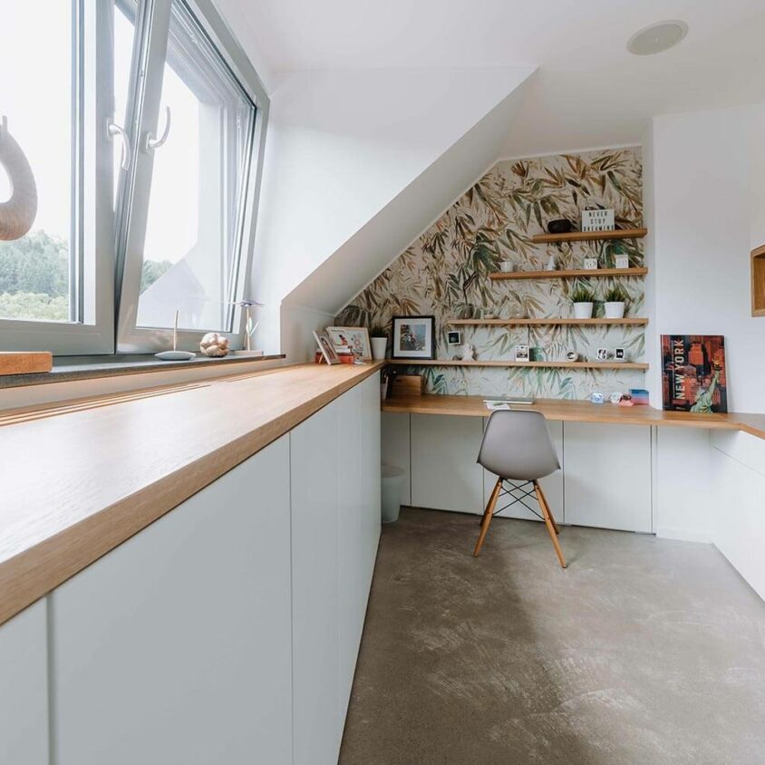 Aménagement d'une Pièce Bureau sur mesure sous combles avec rangements à Mamer au Luxembourg