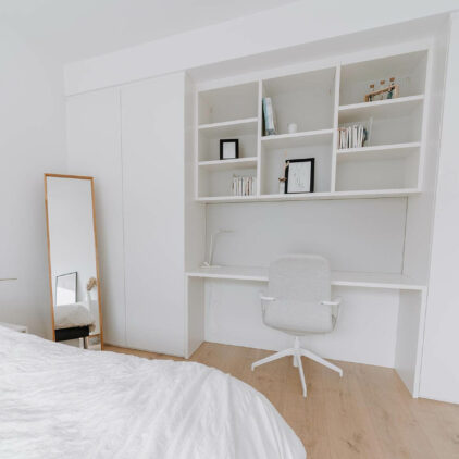 Bureau sur mesure blanc à Dudelange dans chambre blanche