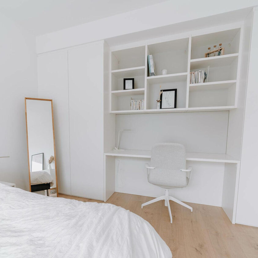 Bureau sur mesure blanc à Dudelange dans chambre blanche