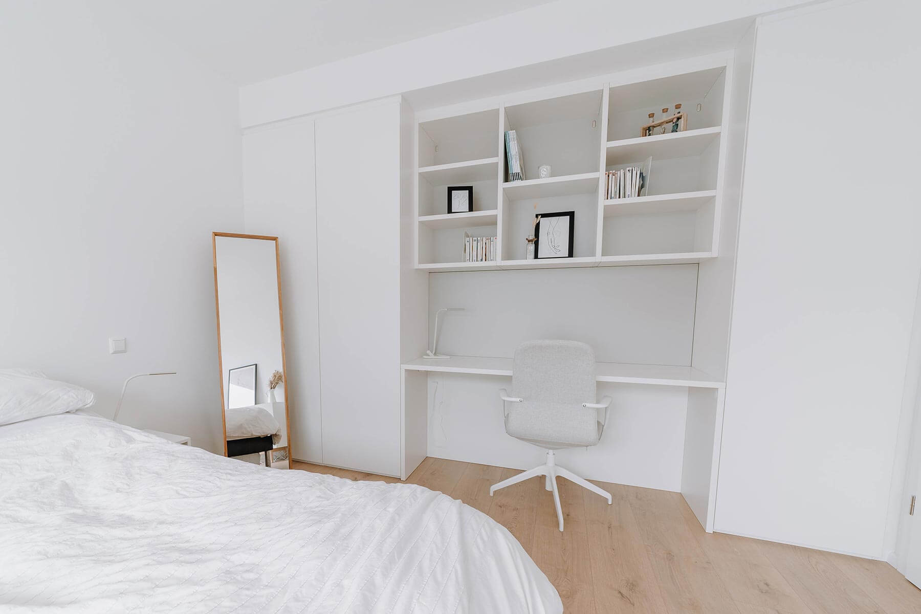 Bureau sur mesure blanc à Dudelange dans chambre blanche