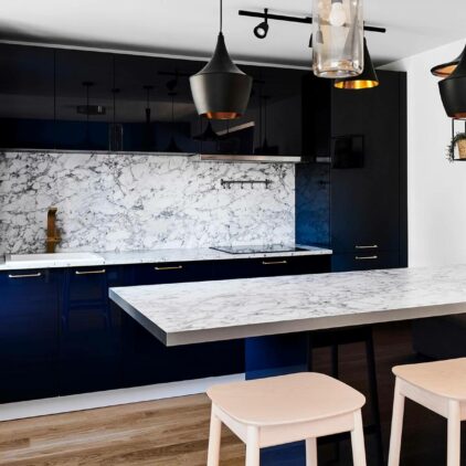 Belle création de Cuisine sur mesure à Uccle près de Bruxelles contrastes bleu nuit et marbre