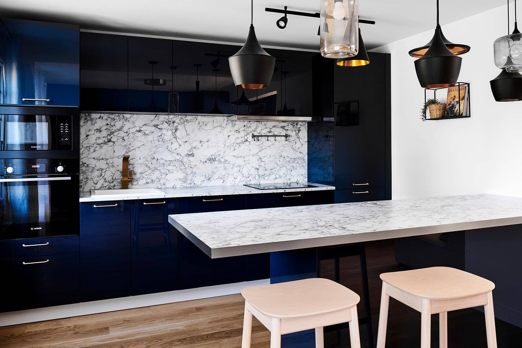 Belle création de Cuisine sur mesure à Uccle près de Bruxelles contrastes bleu nuit et marbre