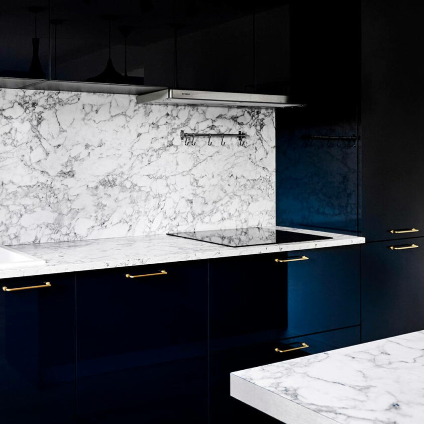 Cuisine sur mesure à Uccle près de Bruxelles contrastes bleu nuit et marbre