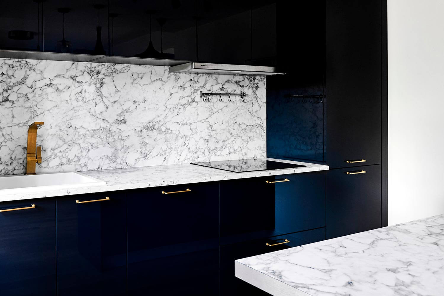 Cuisine sur mesure à Uccle près de Bruxelles contrastes bleu nuit et marbre