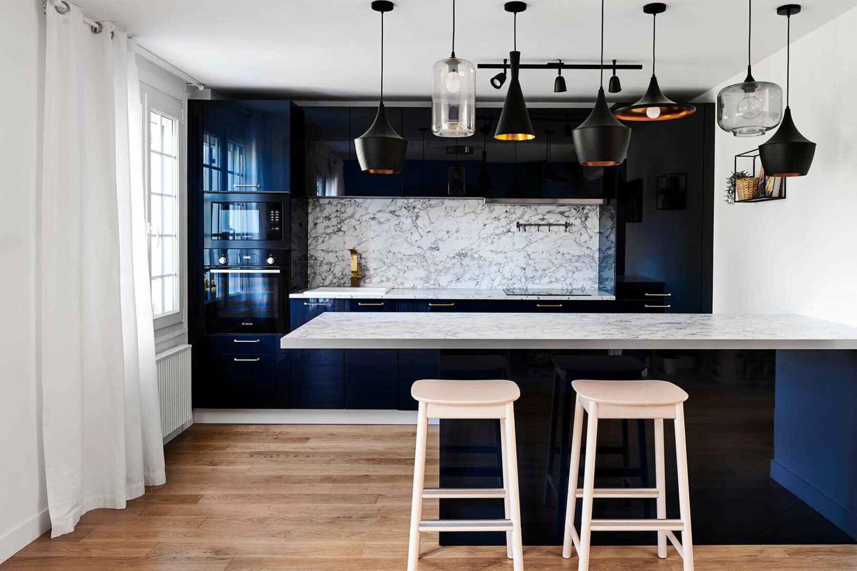 Cuisine sur mesure à Uccle près de Bruxelles contrastes bleu nuit et marbre