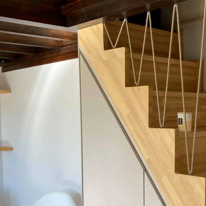 Meuble sous escalier sur mesure à Genève avec placard deux portes