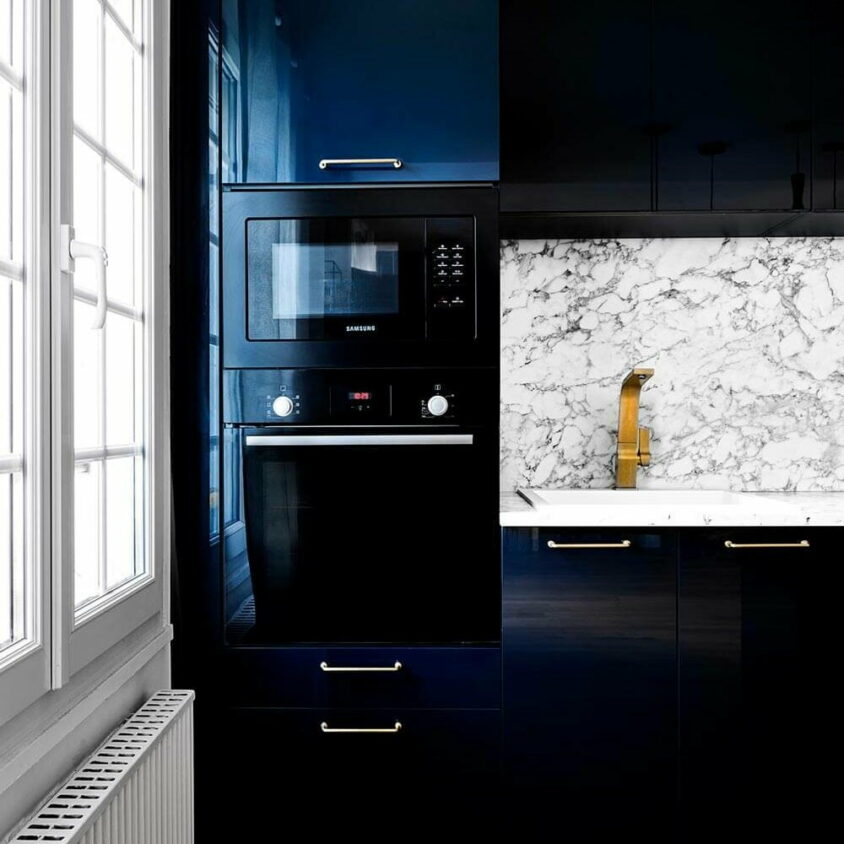 Cuisine sur mesure à Uccle près de Bruxelles contrastes bleu nuit et marbre