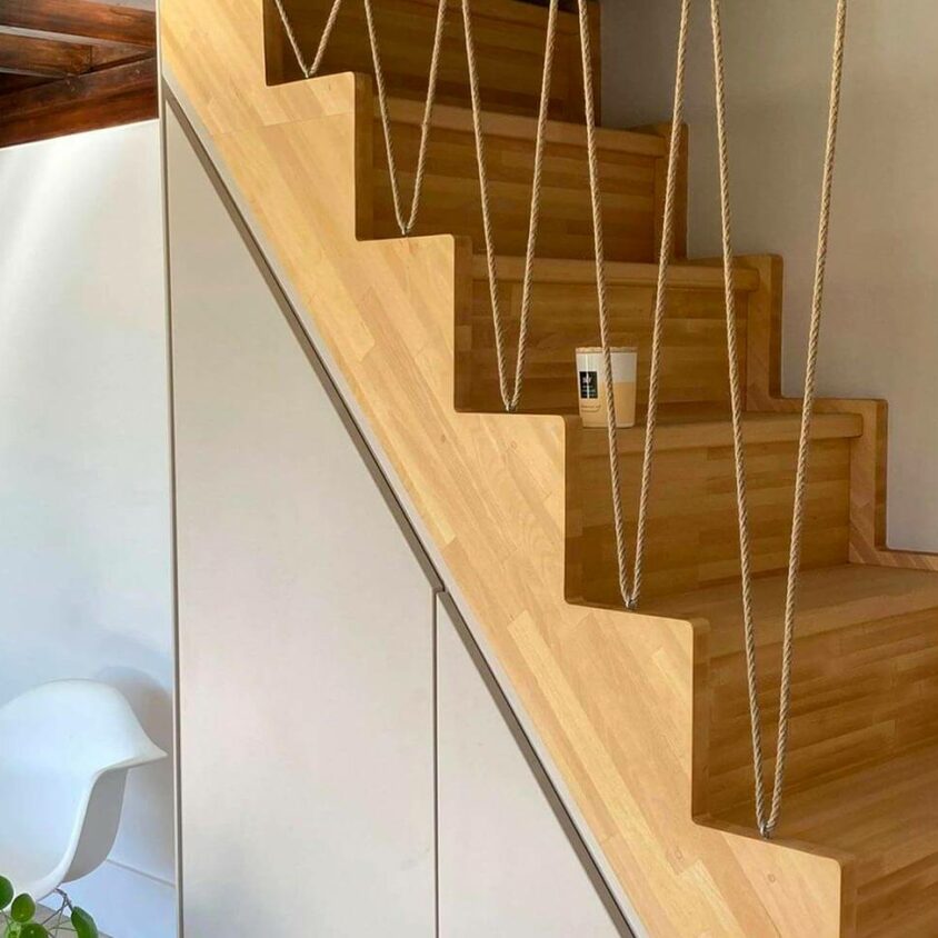 Meuble sous escalier sur mesure à Genève avec placard deux portes