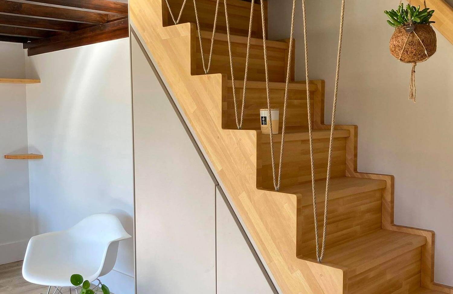 Meuble sous escalier sur mesure à Genève avec placard deux portes