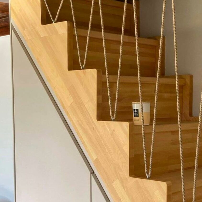 Meuble sous escalier sur mesure à Genève avec placard deux portes