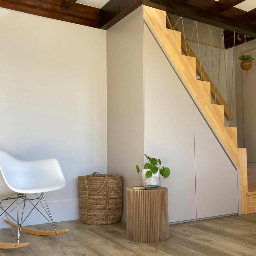 Meuble sous escalier sur mesure à Genève avec placard deux portes