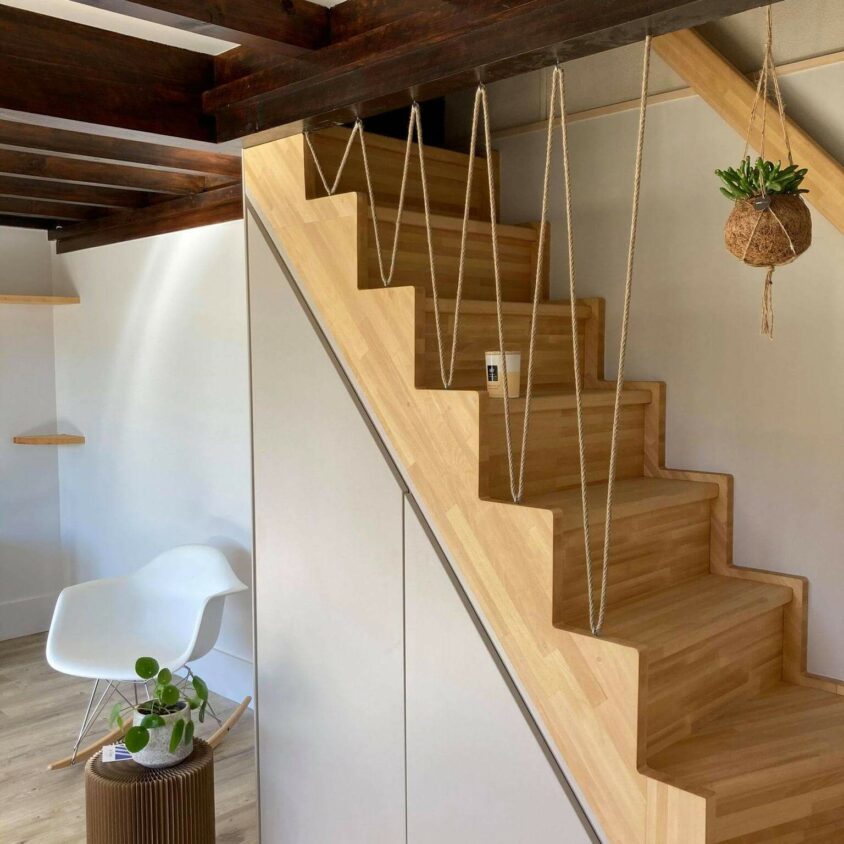 Meuble sous escalier sur mesure à Genève avec placard deux portes