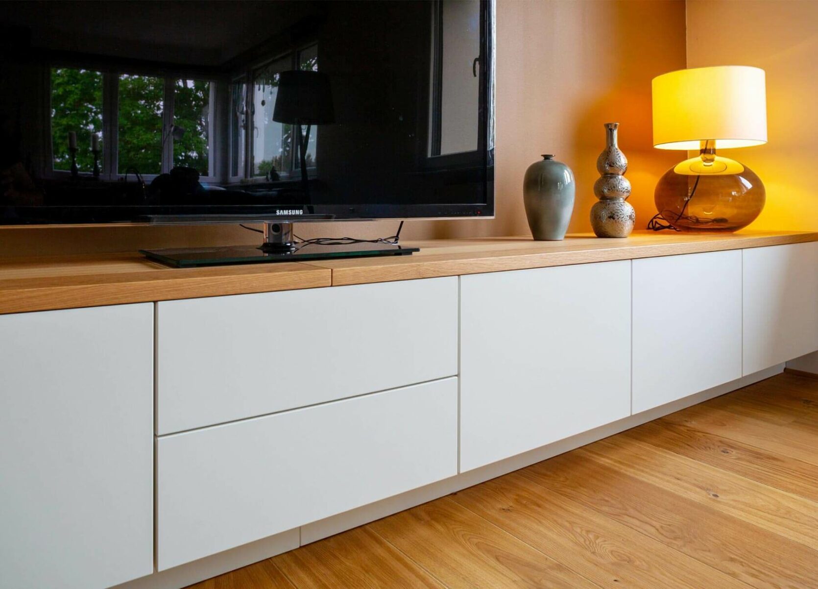 Meuble TV sur mesure bois et blanc avec blacards à Ixelles