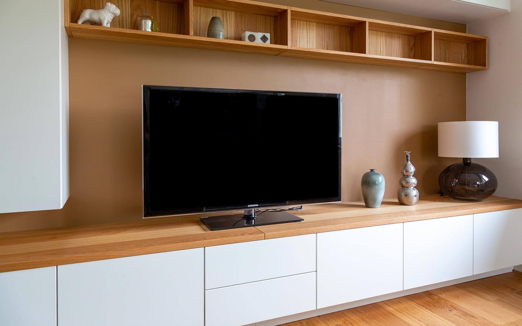 Meuble TV sur mesure bois et blanc avec blacards à Ixelles