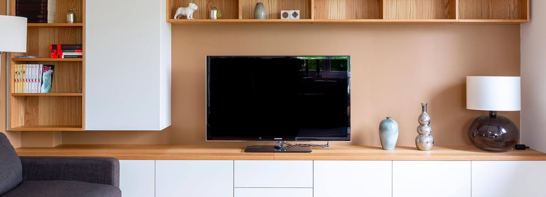Meuble TV sur mesure bois et blanc avec blacards à Ixelles