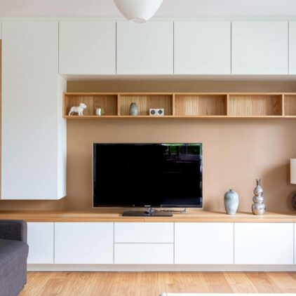 Meuble TV sur mesure bois et blanc avec blacards à Ixelles