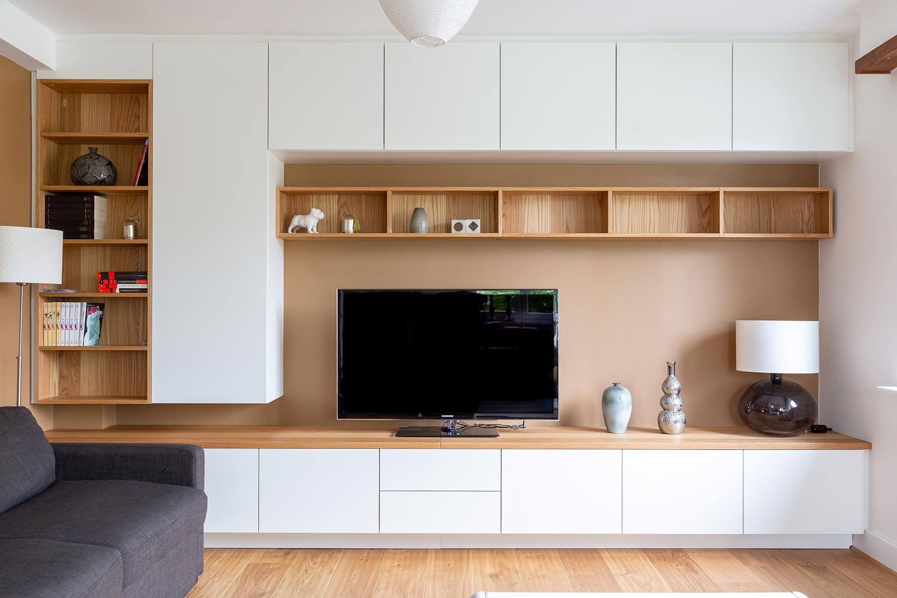Meuble TV sur mesure bois et blanc avec blacards à Ixelles