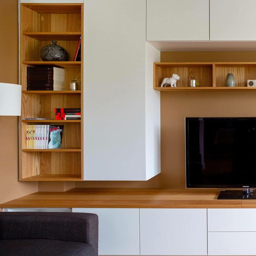 Meuble TV sur mesure bois et blanc avec blacards à Ixelles