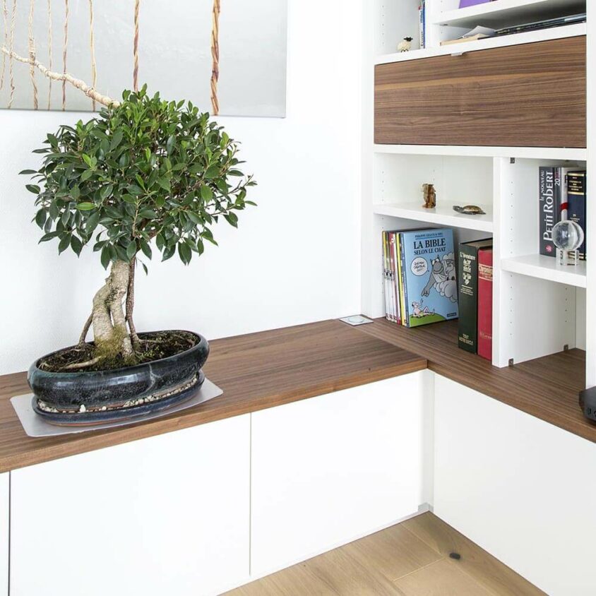 Meuble TV Bibliothèque sur mesure en angle blanc et noyer à Belmont-sur-Lausanne en Suisse