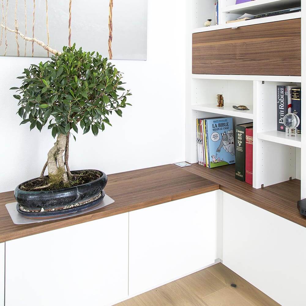 Meuble TV Bibliothèque sur mesure en angle blanc et noyer à Belmont-sur-Lausanne en Suisse