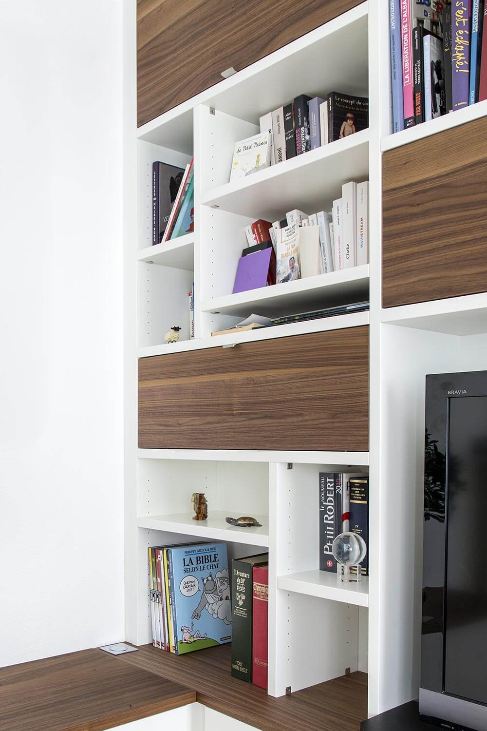 Meuble TV Bibliothèque sur mesure toute hauteur blanc et noyer à Belmont-sur-Lausanne en Suisse