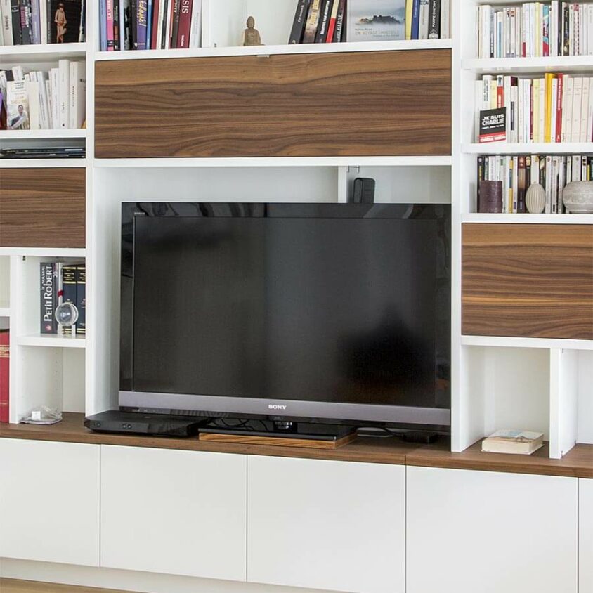 Meuble TV Bibliothèque sur mesure déstructuré blanc et noyer à Belmont-sur-Lausanne en Suisse