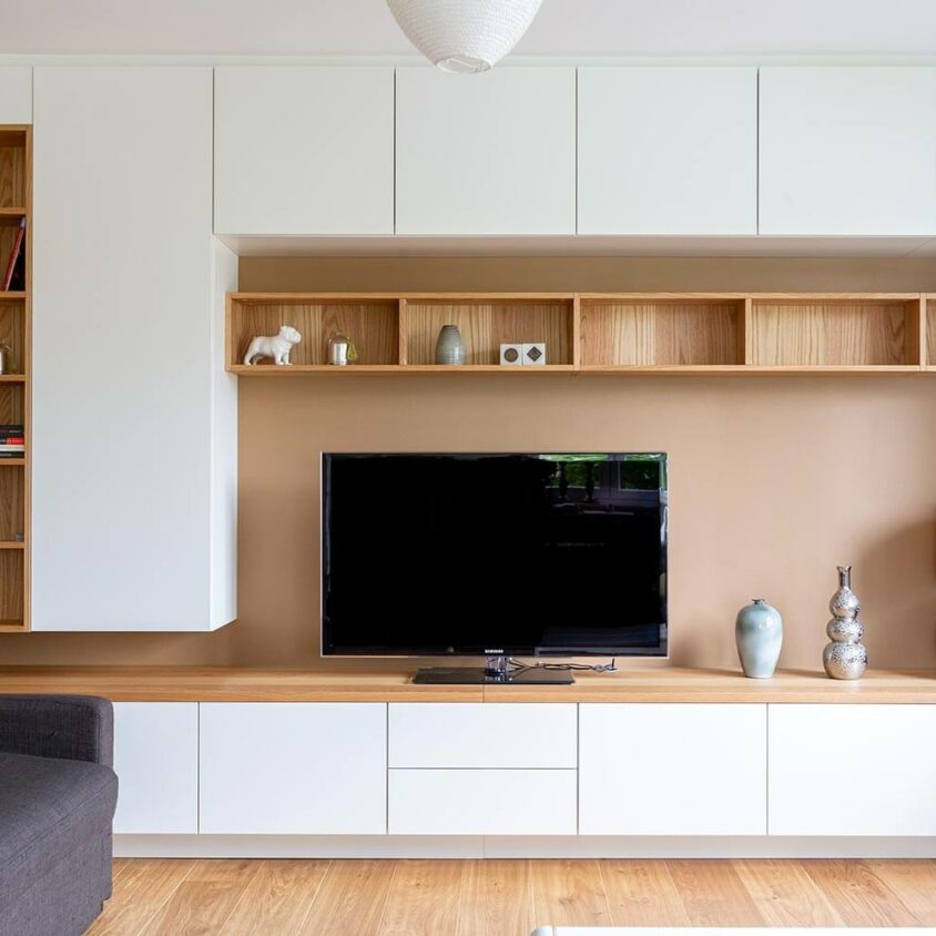 Meuble TV sur mesure bois et blanc avec blacards à Ixelles