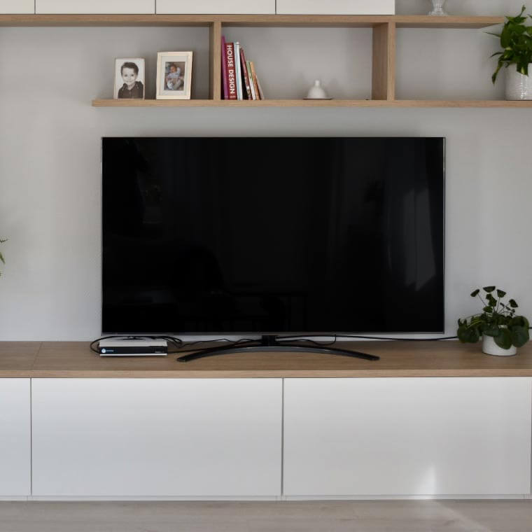 Meuble TV sur mesure au Luxembourg déstructuré avec placards blancs