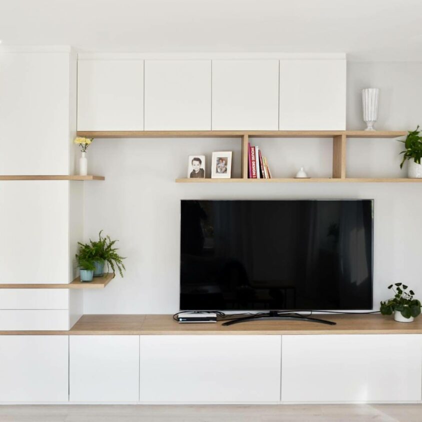 Meuble TV sur mesure au Luxembourg déstructuré avec placards blancs